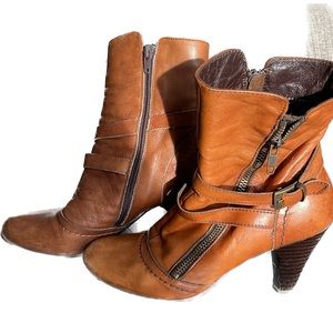 Browns  Brown Weathered look heeled boots with Suede lining . Made in Italy.